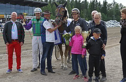 Ei järin harvinainen näky voittajakehässä, sponsorien edustajat, Risto Tupamäki, Costello ja Herttuan raviperhe. Kuva: Annika Nisonen.