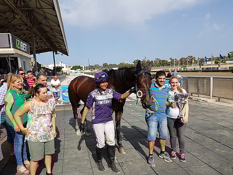 Karoliina Sinkkilä, Leonas Kaiser ja taustavoimat voittajaseremonioissa. 
