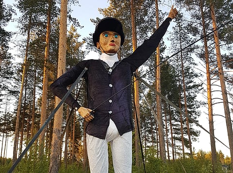 Bruno von Ratsumies tervehtii autoilijoita.