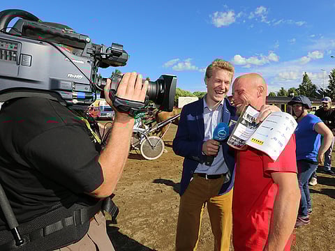 Ravien näkyvyys kasvaa ainakin kokeilujakson ajan. Kuvassa tv-kamera seuraa ravikuningatar Saaga S:n valmentajan Ilkka Pyysalon haastattelua Joensuussa 2015. Kuva: Jarno Unkuri.