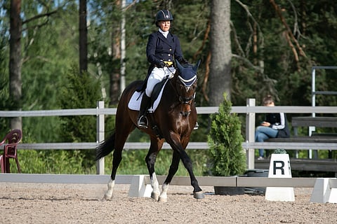 Tuija Rosenqvist ja Narvik koulukokeessa.