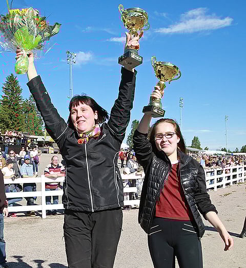 Ranch Kellyn omistaja ja valmentaja Anne Luttinen juhli arvovoittoa tyttärensä Heidi Kongan kanssa.