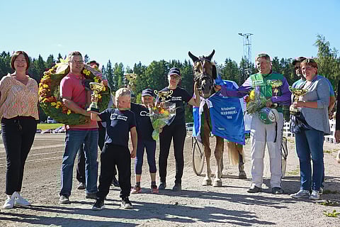 Hyvin tuttu näky kotimaisissa ravikilpailuissa tänä vuonna – Costello taustavoimineen voittajaseremonioissa.