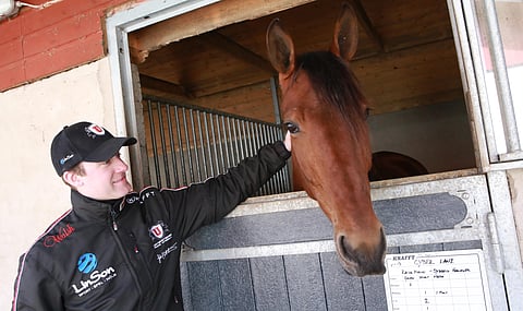 Johan Untersteiner hyvästelee Cyber Lanen kotitallillaan ennen lähtöään toisella huippuhevosella Pastore Bobilla voittojahtiin St. Micheliin. Kuva Totofoto