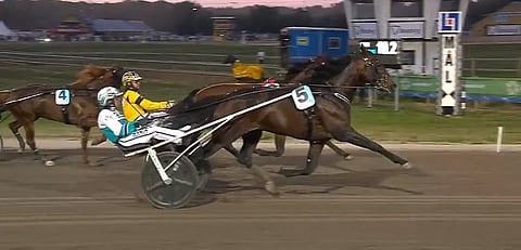 Perfect Spirit ohittaa Lucifer Lanen maalipaalun kohdalla. Kuva: ATG Live