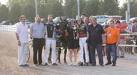 Zigge Silviota lähinnä suupielissä Jarno Kauhanen toisella ja Minna Kauhanen toisella puolella.