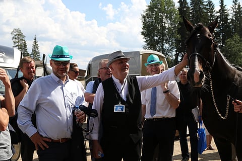 Juha Sipilä kävi tallialueella tutustumassa ravien kulisseihin ja päälähtöön valmistautuvaan Workout Wonderiin.