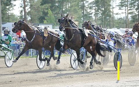 Loppusuoran avautuessa yliotteen hankkinut Starzinner piti kolmatta rataa kirineen Bret Bokon kurissa.