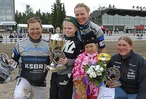 Antti Ojanperä, Jutta Ihalainen, Marika Salin sekä Ojanperän ja Ihalaisen lapset Jiri ja Jade.