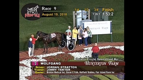 Wolfgang ja ajaja Jordan Stratton pääsivät tiukan taistelun jälkeen voittajan kuvaan Red Milen kukkameren keskelle. Kuva Red Mile live stream