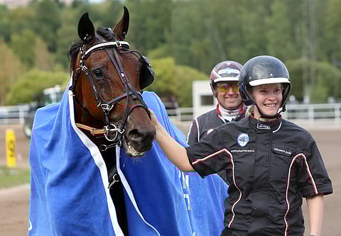 Grant Boko voittajaseremonioissa Johanna Kyläkosken ja Markku Niemisen kanssa.