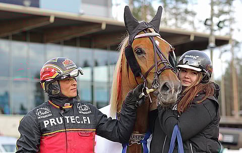 Henri Bollström ajoi Camilla Vihannon Juiseria.