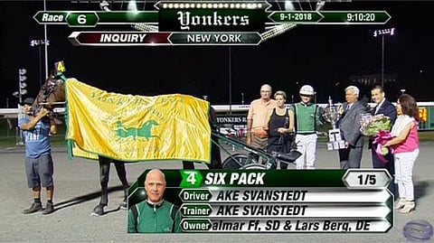 Åke ja Sarah Svanstedt pääsivät juhlimaan Yonkers Trotin mahtavaa palkintopokaalia lauantaina New York Cityssä. Kuva Yonkers live