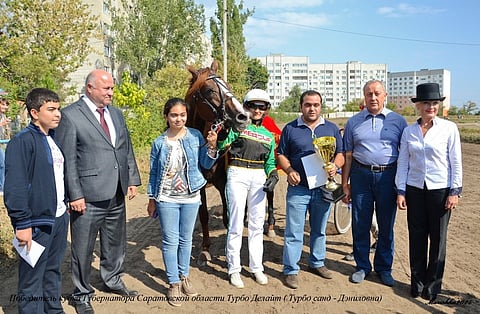 Artak Avetisjan palkintopokaalin kanssa ja hänen tyttärensä hevosen vierellä Kuvernöörin Grand Prixin vottoseremonioissa Turbo Daylightin ja Olga Sehlovan kanssa Samarassa. Kuva: Olga Sehlovan kuva-albumi