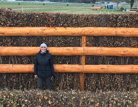Paun neljän tähden maastoradan uusin tulokas on valtava Le Palois eli paulainen. Sanna Siltakorpi antaa vähän mittasuhdetta - ja hän ei ole mikään lyhyt nainen.