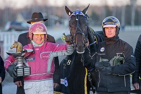 Sahara Peyoten tilipussi lihoi Turussa 15 000 eurolla. Ohjastaja Antti Teivainen ja hoitaja Antti Veteläinen kuvassa.