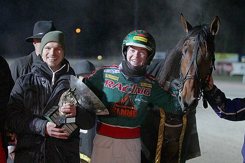 She Rainsin Kasvattajakruunu-voitto sai ohjastajana toimineen Jukka Torvisen ja tamman osaomistavan ja -kasvattaneen Antti Pihlströmin suupielet hymyyn.