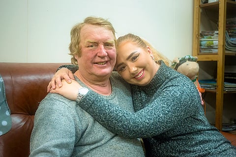 Bea Puikkonen on usein valmentajaisänsä Pertti Puikkosen mukana Vermon ravipäivinä.