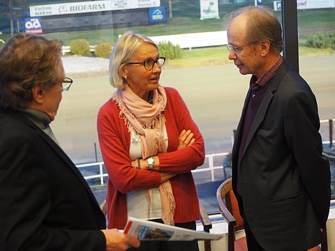 Hevosakatemian keskustelutilaisuudessa kuultiin Marjaana Alaviuhkolaa ja Matti Lakkistoa. Matti Mahlamäki juonsi.