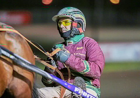 Veli-Pekka Toivasella on selkeä kanta voimakkaaseen piiskankäyttöön ravilähdössä. Kuva: Jarno Unkuri.