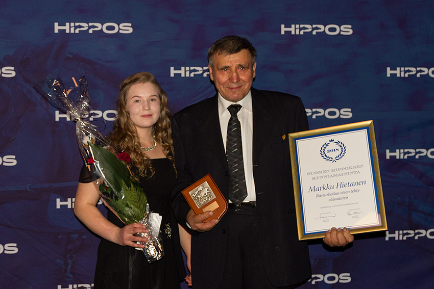 Markku Hietanen otti palkinnon vastaan pojantyttärensä Eveliinan kanssa. Kuva. Ada Pykäläniemi