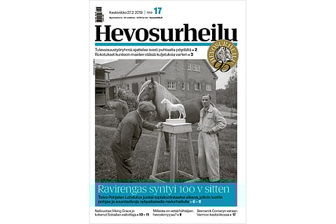 Anton Ravander-Rauas (oik.) teki näköispatsaan Ravirenkaan puheenjohtajanakin toimineen Toivo Pohjalan ravikuninkaasta Lohdutuksesta. Kuva: Hevosurheilun arkisto.