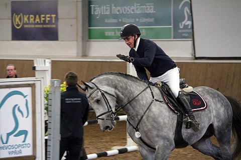 Mikäs hyvää hevosta taputellessa. Niclas Aromaa ja Cyber.