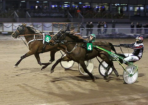 Exuberance runttasi väkisin ohi keulan Sue's Photon.