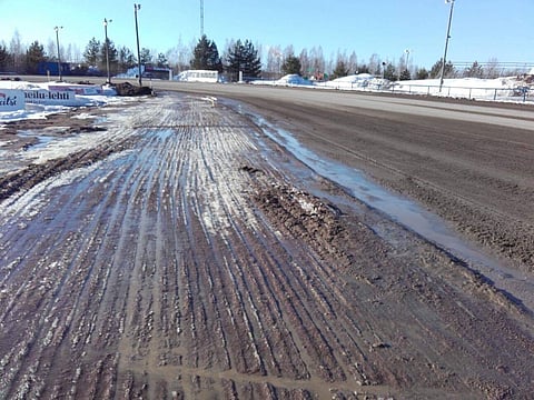 Osa Kouvolan raviradan etusuorasta ja turvakaistasta kuvattuna perjantaina iltapäivällä. Kuva: Satu Pitkänen