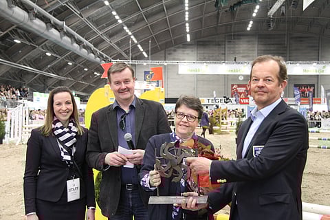 Tampereen Messujen Heli Lempinen, Suomen Hippoksen Vesa Mäkinen, Maarit Hollmén ja Suomen Ratsastajainliiton Pekka Törmälä.