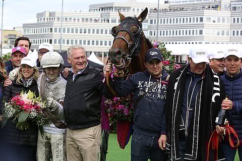 Hymy oli herkässä Elitloppet-voittaja Dijonin taustajoukoilla. Kuva: Jarno Unkuri.