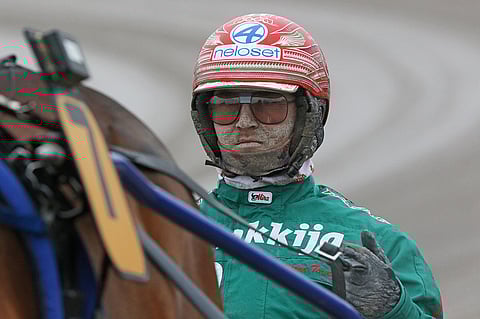 Hannu Torvinen ajaa ohjastajahyvityslähdössä takamatkan takarivistä starttaavaa Quite So Yankya.