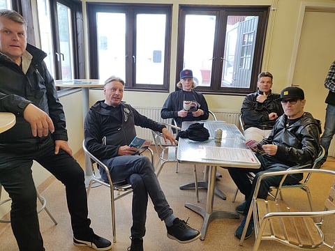 Suomalasisten taukotuvassa odotettiin launtain raveja Solvallassa. Kuvassa mm. Tapio Perttunen, Olli Koivunen, Isto, Kuisma, Jorma Pesonen (oik.) ja Risto Salmela  (vas.).