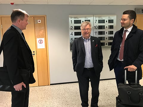 Vastaajan Suomen Hippoksen toimitusjohtaja Vesa Mäkinen, Hippoksen asianajaja Matti Nurmela ja kantajien toinen edustaja Antti Linna keskustelussa käsittelyn tauolla.