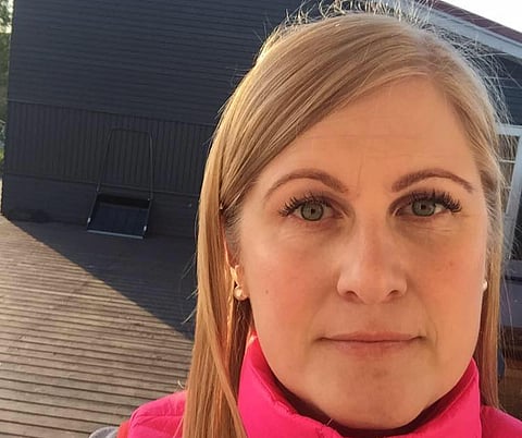 Käytännön raviurheilun hyvin tunteva Anna Paavola siirtyy Mäntyvaaran näköalapaikalle.