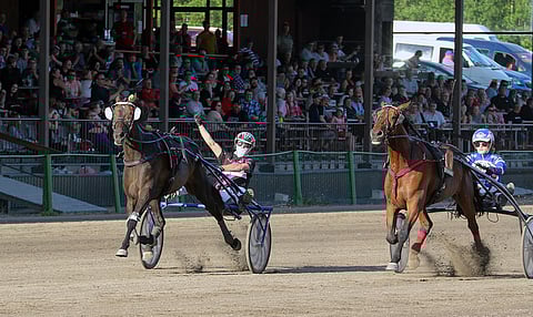 Kimi Pesosella oli aihetta villiin tuuletukseen Riksun loppusuoralla, kun Joker Photon ja Tango Vangin loppusuoran taistelu kääntyi valjakon eduksi. Pesosen päivän täydensi  War Childin kakkossija Wahlstén Tie tähtiin-kokelaskilpailun osakilpailussa.