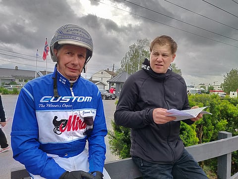 Jorma Kontio ja Antti Ojanperä vaikuttivat toiveikkaan juonikkailta ennen Norjan sunnuntain kovinta kylmäverilähtöä, johon he osallistuvat Josveisilla. Kuva Totofoto