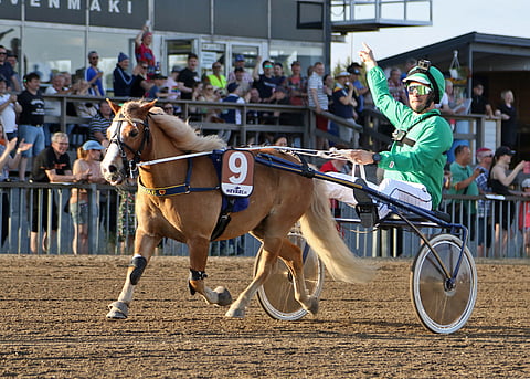Ristomatti Hakola yltyi villeihin tuuletuksiin Forssan haasteponilähdössä yleisön kannustaessa. Kuva: Annika Nisonen