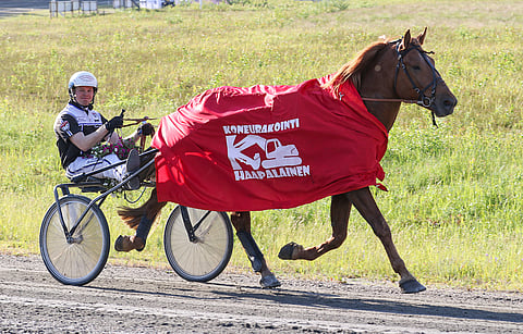 Heikki Mikkonen esitteli Lieksan yleisölle lahjakkuuden nimeltä Tiiseli. Alkulaukkansa paikanneesta oriista tullaan varmasti kuulemaan vielä isommilla areenoilla.
