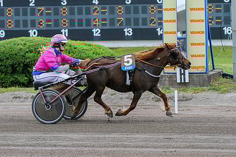 Pomona II ylitti maalilinjan Oona Halmeen kiitoksin. Kuva: Roosa Lindholm.