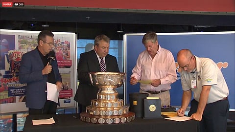 Meadowlandsin studiossa arvottiin tiistaina lähtöradat ensi lauantaina juostavan Hambletonianin karsintoihin. Kuva: Meadowlands live streaming