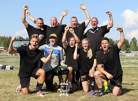 Kuopiolaisista pääosin koostuva Savon Suharit pääsi tuulettamaan ravifutiksen voittoa.