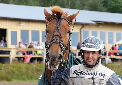 Jani Ruotsalainen oli Loviisan ravien kaksoisvoittaja. Kuvassa poseerava Rivaltti jyräsi kolmatta rataa kärkeen ja Välkyn Vesku puolestaan esitti ylivoimaa omassa lähdössään.