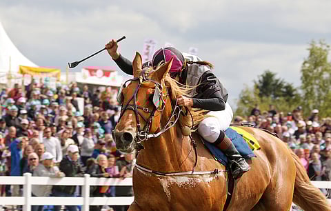 Hanna-Kaisa Kärkkäinen sai tuulettaa Aton kyydissä Suomen mestaruuden merkiksi.