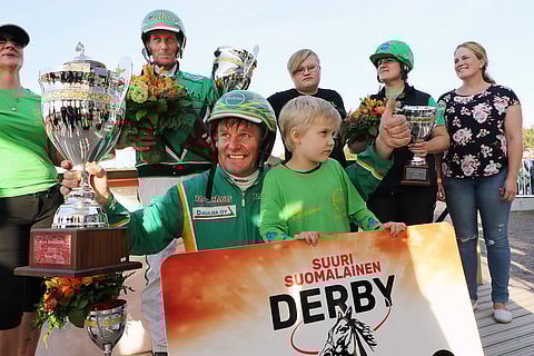 Graceful Swamp nousi Kuukauden ravuriksi verkkoäänestyksessä. Derbyvoittoa juhlimassa Krista-Carola Mäkinen, Ari Moilanen, Erkki-Pekka, Esa-Pekka, Eikka-Pekka ja Ilona Mäkinen sekä kasvattajaa edustamassa Riikka Takaneva. Kuva: Anu Leppänen.