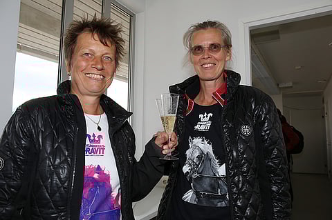 Kaarina ja Anne Metz päättivät satsata Jokimaalla suomenhevosvarsojen huutokaupassa - ja skoolasivat. Kuva: Jarno Unkuri.