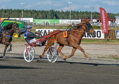 Nopsan Vauhti ja Henri Bollström voittivat Ylivieskassa edellisvuoden Ruunaruhtinaan avausmatkan 10.8.2019.