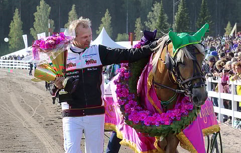 Mika Forss ohjasti Vieskerin Virvan ravikuningattareksi viime vuonna Lahden Jokimaalla.