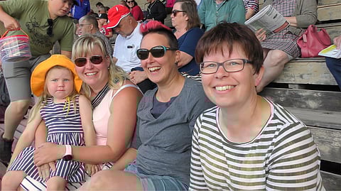 Kokemäen kesäravien katsomossa viihdytään.