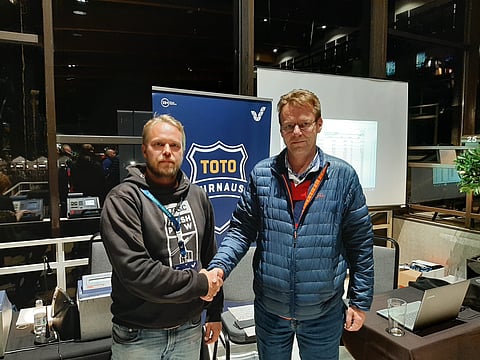 Finaaliin selvinnyt kaksikko Jarkko Eklund - Kim Alapekkala paiskasi kättä kisan päätteeksi.